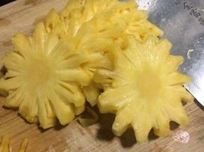 把菠萝切厚度一致的薄片。