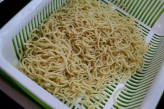 过冷水后沥干水分