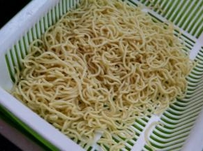 过冷水后沥干水分