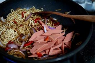 最后放入火腿肠，炒熟以后撒葱花即可～