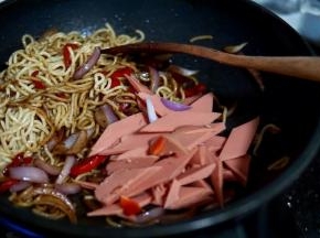 最后放入火腿肠，炒熟以后撒葱花即可～