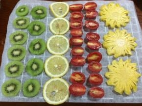 烤架上铺一张油纸，把切好的水果都摆入烤盘中。
我只有一个烤架，所以我分了两次烘烤，如果亲们的烤架有多，可多个同时烘烤。