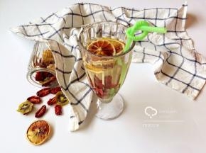 最后来一张特饮， 拿制作好的果干泡上一杯果茶，淡淡的清香，非常好喝。