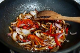 放入xo酱或者豆瓣酱，翻炒均匀