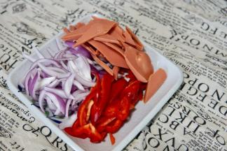 洋葱切丝，红椒切丝，火腿肠切片