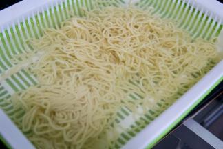 车仔面或者乌冬面，温水泡开