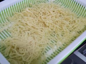 车仔面或者乌冬面，温水泡开