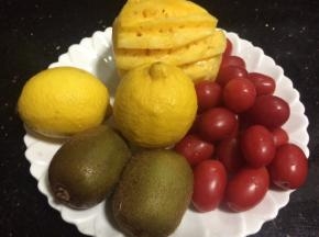 准备好所有水果，清洗干净。