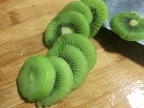 去好皮的猕猴桃也切成厚度一致的片状，