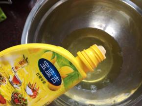 蛋黄蛋白分离后在蛋白中滴入几滴柠檬汁，用打蛋器打发至鱼眼
