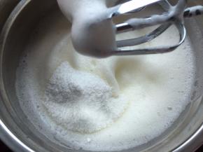 然后加入1/2糖粉用打蛋器打发至细腻柔软