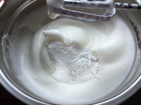 再加入剩余糖粉和玉米淀粉打发至硬性发泡