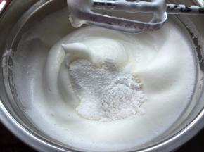再加入剩余糖粉和玉米淀粉打发至硬性发泡