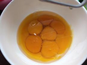 蛋黄加入植物油用打蛋器打发