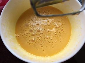 然后加入纯牛奶搅拌均匀