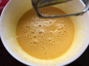 然后加入纯牛奶搅拌均匀
