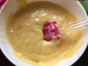 用刮刀搅拌至无颗粒状