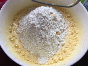 再加入过筛的低筋面粉和泡打粉