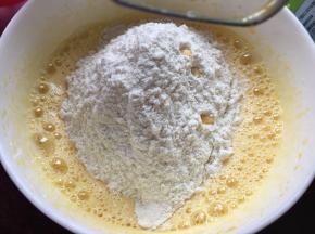 再加入过筛的低筋面粉和泡打粉