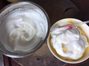 然后取1/2蛋白霜到蛋黄糊中用刮刀切拌均匀