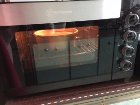 然后放入预热好的烤箱中层以190摄氏度上下火烤40分钟，烤好后取出立即倒扣完全冷却后方可脱模