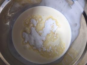 奶油加入糖粉打发