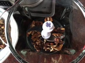 核桃剥壳后放入搅拌机打碎