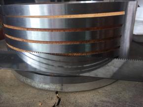 蛋糕脱模后用蛋糕分片器分出两片