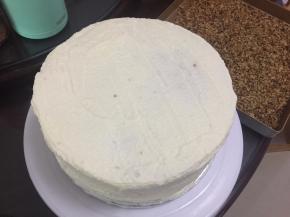 再放入另外一片蛋糕，抹上奶油抹平