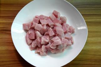 里脊肉切开，把白色筋膜全部去除干净，切小块