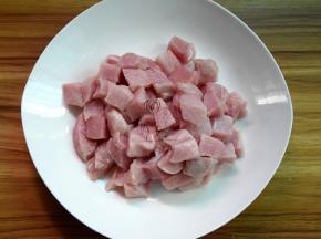 里脊肉切开，把白色筋膜全部去除干净，切小块