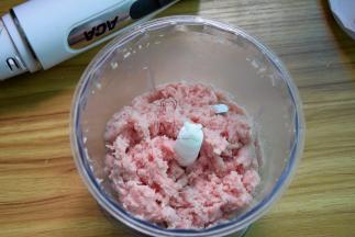 把肉放进料理机中绞成肉泥