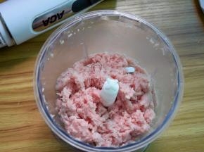 把肉放进料理机中绞成肉泥