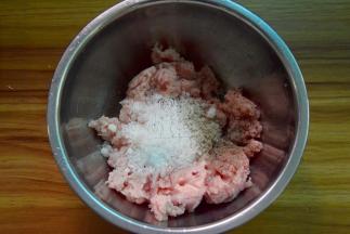 加入盐、白糖、黑胡椒粉搅拌均匀