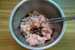 再加入蚝油、料酒、生抽、老抽、鱼露