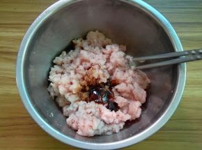 再加入蚝油、料酒、生抽、老抽、鱼露