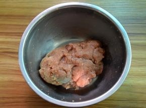 搅拌上劲，不好搅拌可以用手摔打摔打