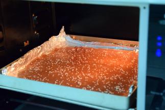 烤箱预热后，把烤盘放入中层，先175度烤20分钟