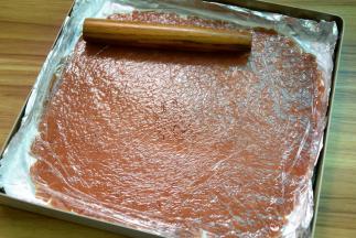 烤盘铺上锡纸刷一层薄油，把肉泥放烤盘上，盖上保鲜膜先用手把肉泥摊开再用擀面杖擀成厚薄均匀的片