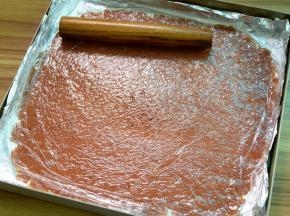 烤盘铺上锡纸刷一层薄油，把肉泥放烤盘上，盖上保鲜膜先用手把肉泥摊开再用擀面杖擀成厚薄均匀的片