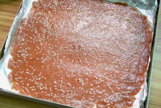 拿开保鲜膜，2汤匙蜂蜜加1汤匙水调开刷在肉片上，然后洒上白芝麻