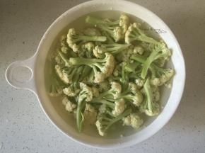 花菜摘分小朵，盐水浸泡半小时后洗净