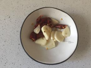 干辣椒洗净切段，蒜瓣切片
