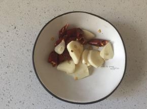 干辣椒洗净切段，蒜瓣切片