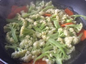 把洗净的花菜和胡萝卜焯下水，然后捞出控水