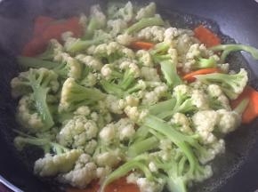 把洗净的花菜和胡萝卜焯下水，然后捞出控水