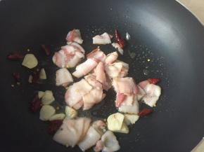 加入培根翻炒片刻