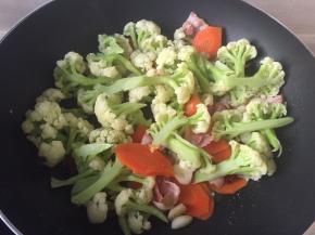 加入焯过水的花菜和胡萝卜翻炒