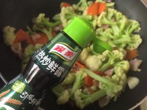 出锅前加入一勺家乐热炒鲜露翻炒均匀即可出锅