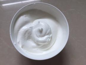 打至硬性发泡，提起时有尖峰即可